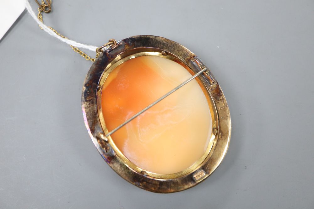 A Victorian 15ct mounted oval cameo shell pendant brooch, carved with the figure of Diana?, overall 6cm, gross 25.6 grams.